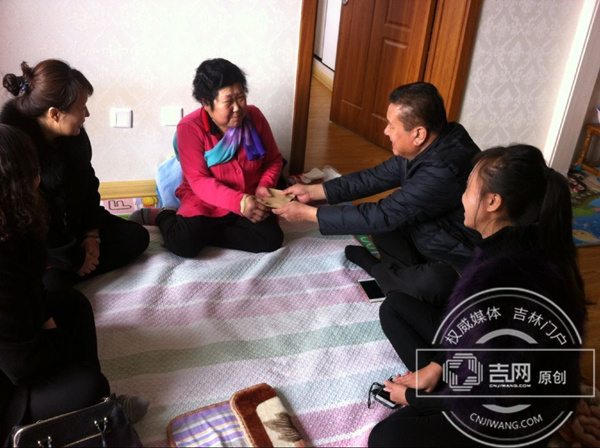为老妈妈送去节日的问候和慰问金