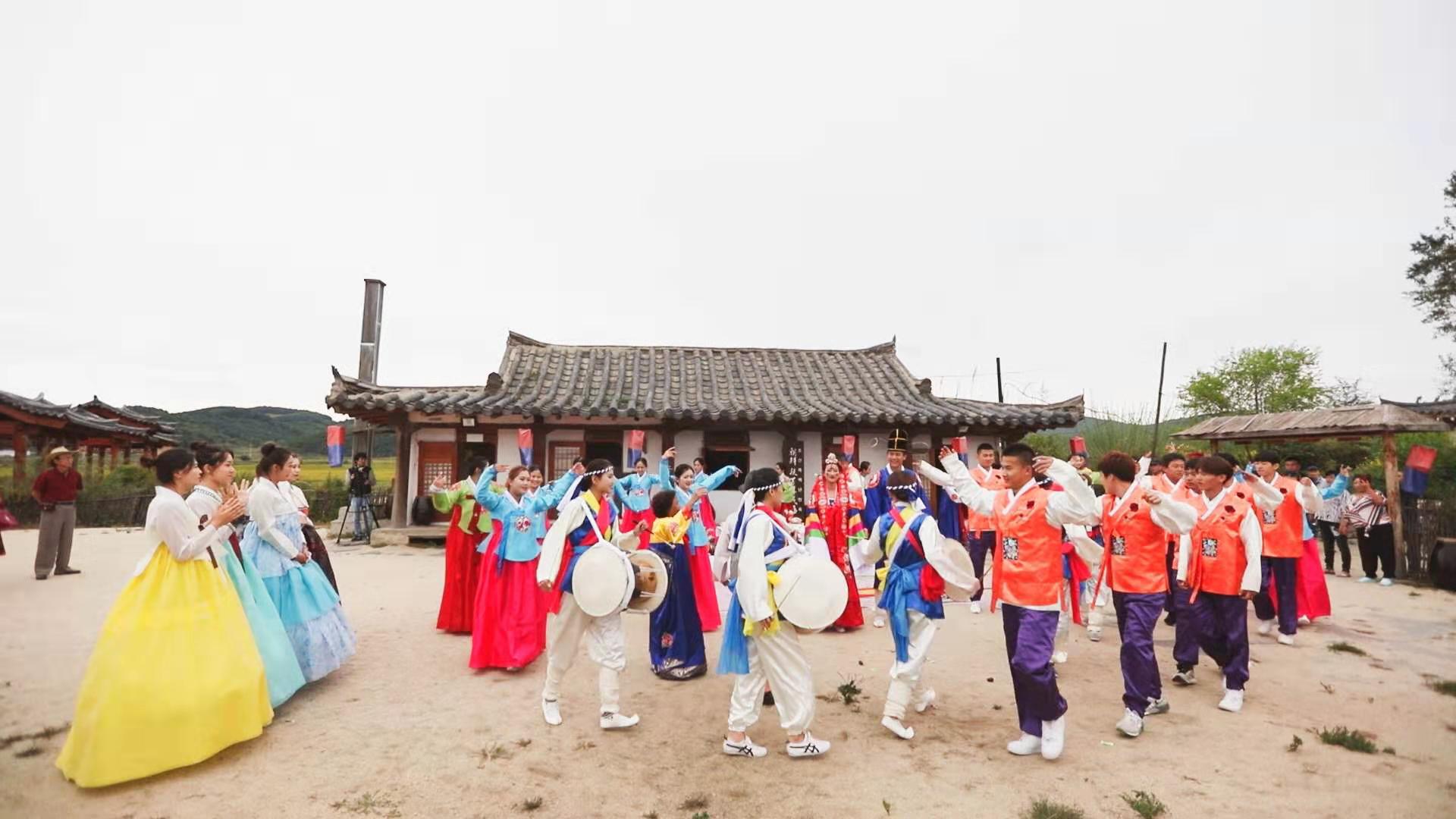 中国朝鲜族第一村里赏秋景