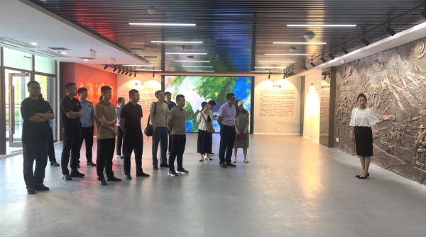 3.集中参观长白山文化陈列.png