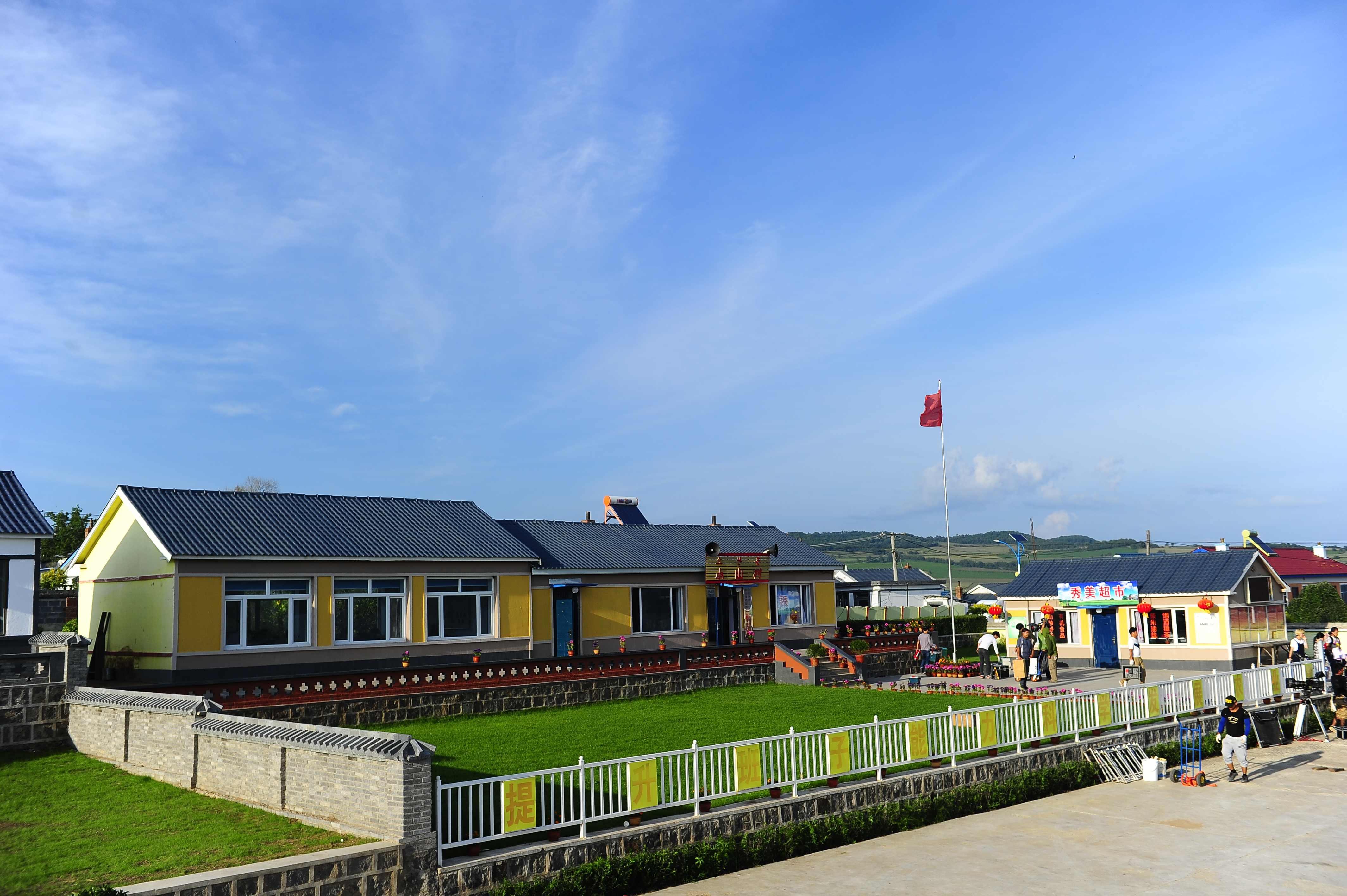 加快推进现代农业发展建设文明宜居新型乡村