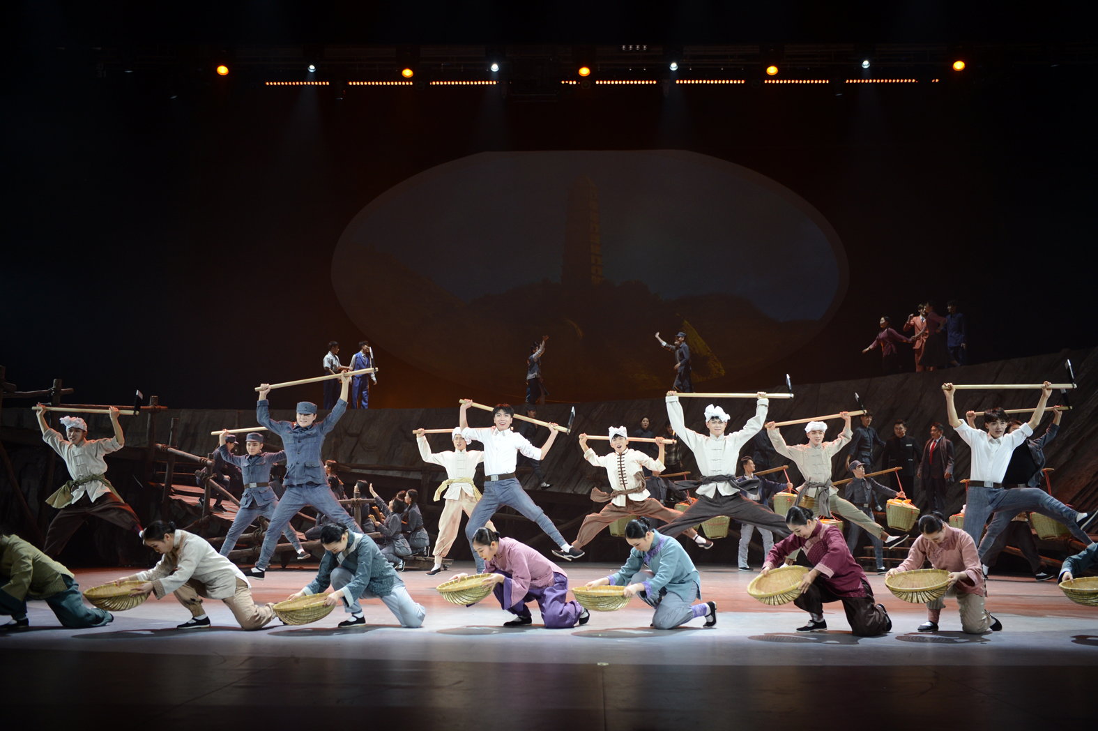 延边大学原创民族歌舞剧郑律成在延吉市阿里郎剧场首演